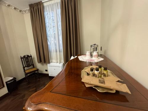 a wooden table with a tray of drinks on it at Le Tre Rose di Metta in Cerignola
