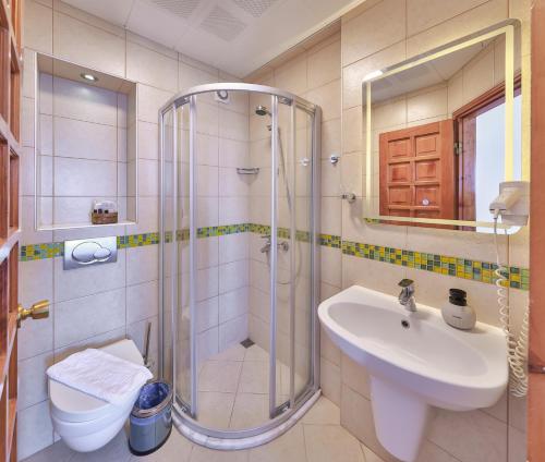 ein Badezimmer mit Dusche, Waschbecken und Toilette in der Unterkunft Medusa Hotel in Kaş