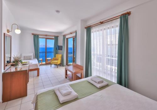ein Schlafzimmer mit einem großen Bett und ein Wohnzimmer in der Unterkunft Medusa Hotel in Kaş