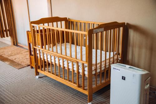 a crib in the corner of a room at Tanakaya in Kurobe