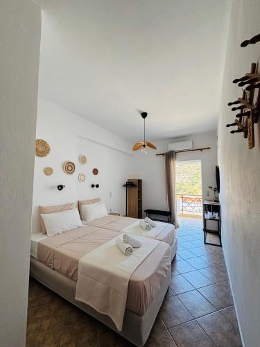 ein Schlafzimmer mit zwei Betten in einem Zimmer in der Unterkunft Happy Days in Agia Galini