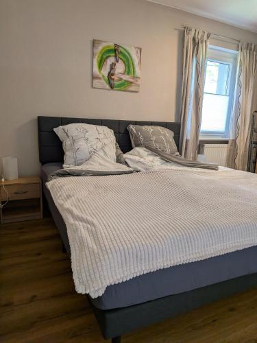 a bed sitting in a bedroom with a window at Ferienwohnung "Pfoten & Komfort" in Butjadingen