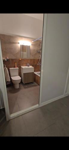 Gallery image of Eagles Nest Guesthouse- Grey Lily Suite in Jrān