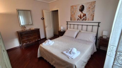 a bedroom with a bed with two towels on it at Casa Bibi in Subbiano