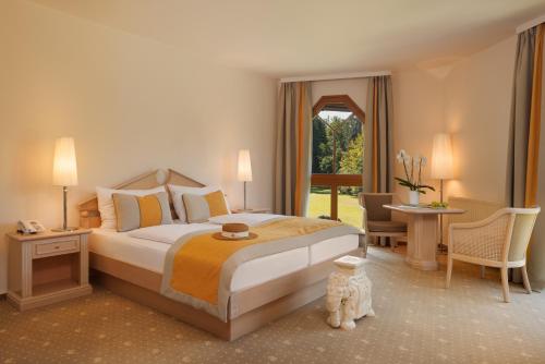 a bedroom with a large bed and a window at Leonardo Med Spa Resort in Nondorf