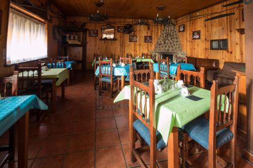 ein Esszimmer mit Tischen und Stühlen in einem Restaurant in der Unterkunft El Tirol in Cantagallo