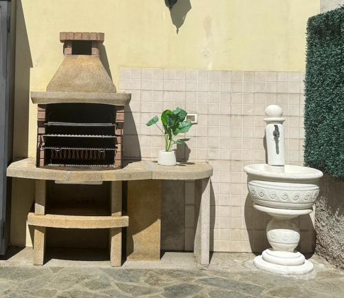 a model of a pizza oven with a toilet at Casa con Cortile, Barbecue e Parcheggio Privato in Sestri Levante