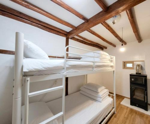 ein Etagenbett in einem Zimmer mit Holzdecke in der Unterkunft yangwon lavender 양원라벤더 금강송숲길 협곡열차 in Wŏn'gok
