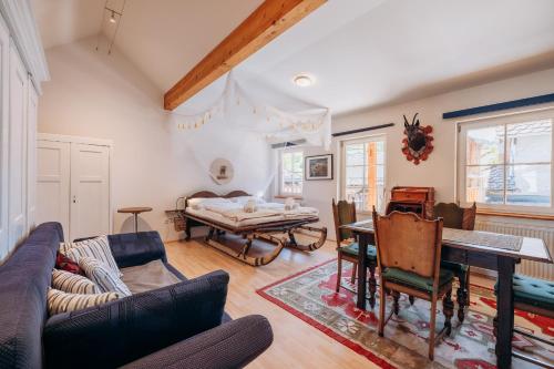 a living room with a couch and a table at KUL App 6 by Alpenidyll Apartments in Öblarn
