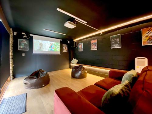 a living room with a couch and a flat screen tv at Apple-Uk46285 in Camerton