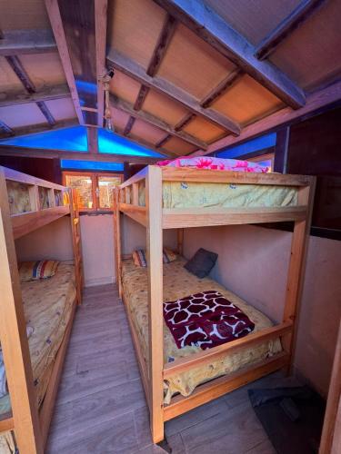 ein Zimmer mit zwei Etagenbetten in einem Haus in der Unterkunft Aska camp in Oulad Akkou