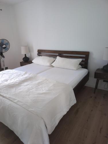 a large white bed with white sheets and pillows at Komfortables 2-Zimmer Apartment in Rinteln in Rinteln