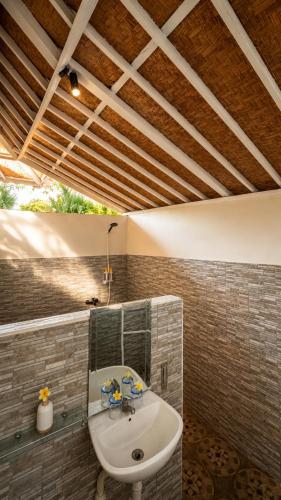 a bathroom with a sink and a sink at Tawe Ocean Blue Villa Lembongan in Nusa Lembongan