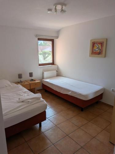a bedroom with two beds and a window at Adlerhorst in Bruchhausen-Vilsen