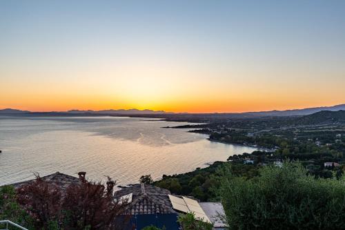a sunset over a body of water with a city at Villa La Gioia in Terra Mala