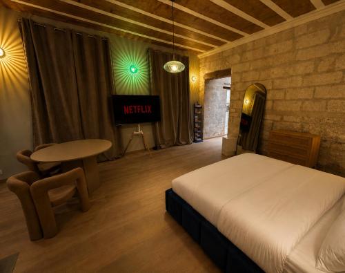 ROMANTIC ROOM in AVIGNON - patio - clim - hypercentre