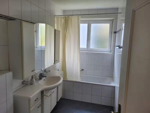Bright, large apartment close to SBB with garage
