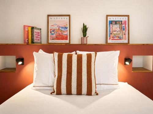 a bedroom with a bed with white pillows at Le Chabeuillois in Chabeuil