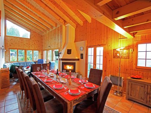 uma grande sala de jantar com uma mesa longa e cadeiras em Chalet Alpina offers great views em La Tzoumaz