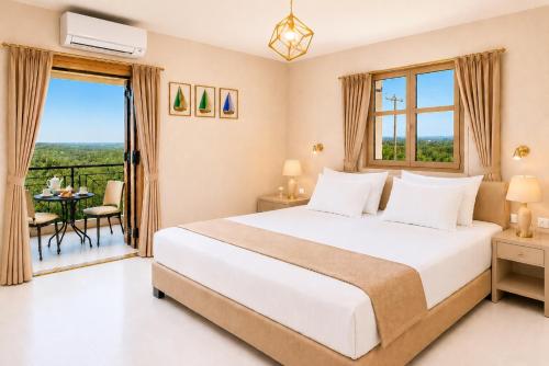 ein Schlafzimmer mit Bett und Balkon in der Unterkunft Artemida Pansion Georgioupolis in Kournás