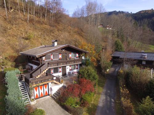 Fotografie z fotogalerie ubytování Charming Chalet in Niedernsill near Ski Area v destinaci Niedernsill