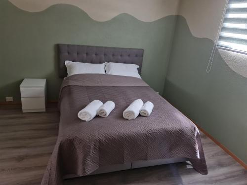 ein Schlafzimmer mit einem Bett, auf dem zwei Handtücher liegen in der Unterkunft Sand in Sand