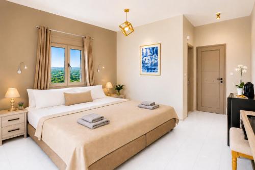 ein Schlafzimmer mit einem großen Bett und einem Fenster in der Unterkunft Artemida Pansion Georgioupolis in Kournás