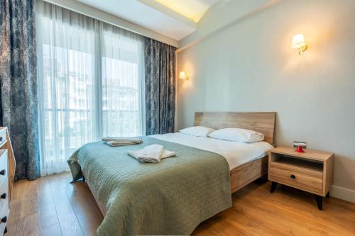 a hotel room with a bed and a window at Maxihomes Snitch in Kemerağzı