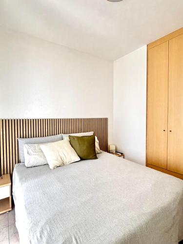 a bedroom with a large white bed with a wooden headboard at Cozy Vallevò in Rocca San Giovanni