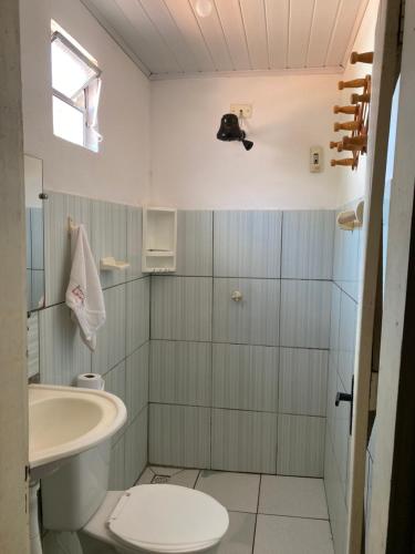 a bathroom with a toilet and a sink at Pousada Kalangoo in Barra Grande