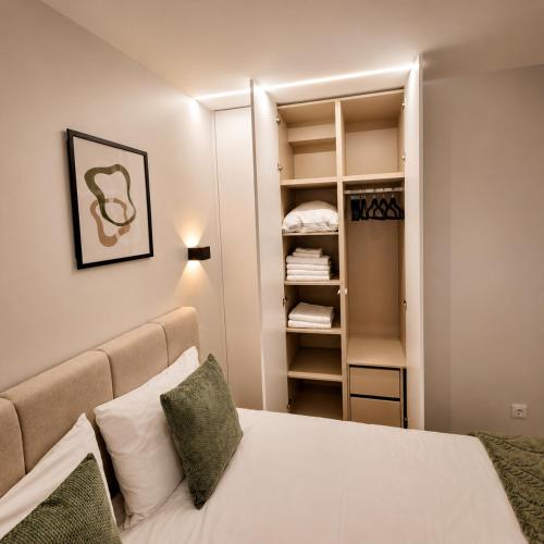 a small bedroom with a bed and a closet at Alameda Apartments 2 in Trofa