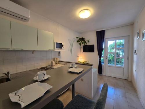 Garden oasis with terrace and free parking