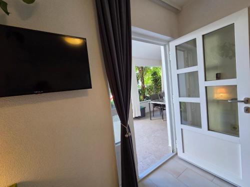 Garden oasis with terrace and free parking