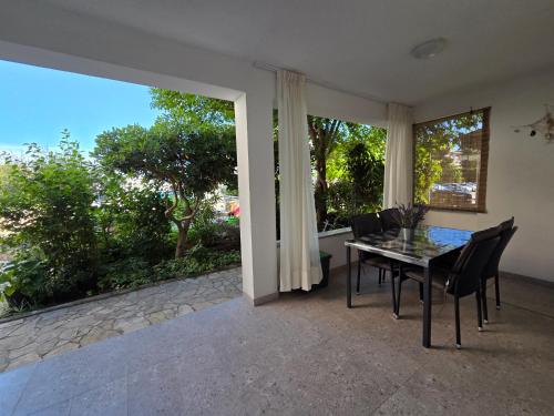 Garden oasis with terrace and free parking