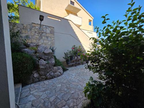 Garden oasis with terrace and free parking