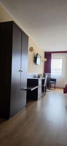 a room with a kitchen and a living room at Vacation Club Łeba in Łeba