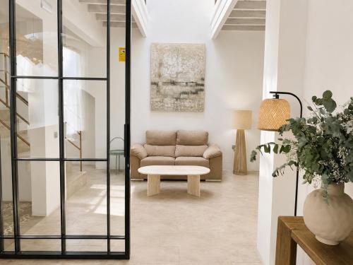 a living room with a couch and a table at Arena House Conil in Conil de la Frontera