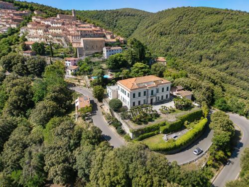 an aerial view of a town in a mountain at Appartamenti Napoleone al Poggio - ArgonautiVacanze in Poggio