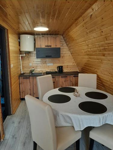 a kitchen with a table and chairs in a room at Aframe Iza in Bradu