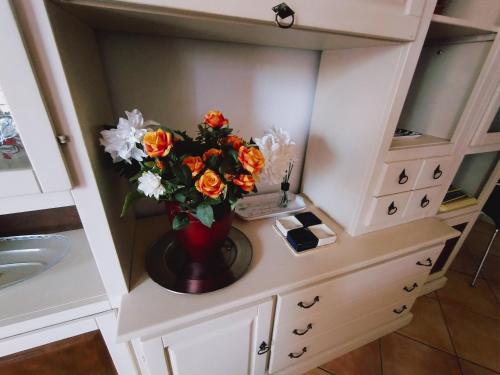 a vase of flowers sitting on a counter in a bathroom at Villa Sonia in Maddalenedda