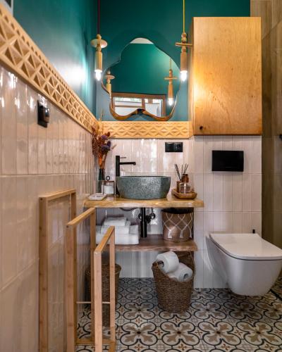a bathroom with a sink and a toilet at Wygórowane - nowoczesne stodoły pod Tatrami in Brzegi
