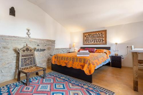 a bedroom with a king sized bed and a rug at Casa Rural Gastronómica Cal Mian in Almoster