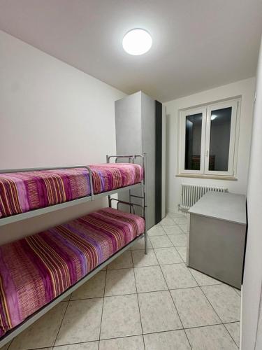 a room with two bunk beds and a window at Mas de le Contesse in Ton