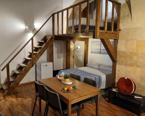 a small room with a bed and a table with a table at Il Cortile Magico in Syracuse