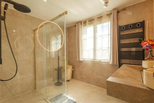 a bathroom with a shower with a glass shower stall at Villa layra Havre de paix Haute de Gamme in Goussainville