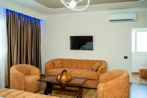 ein Wohnzimmer mit einer Couch und zwei Sesseln in der Unterkunft Hotel Vila Stefa in Vlorë