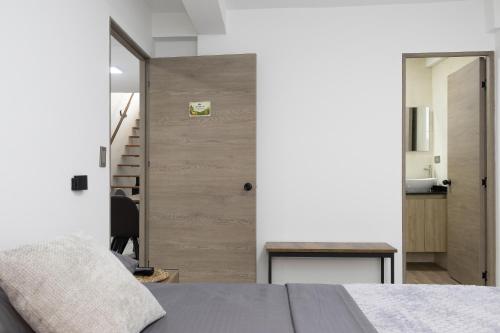 a bedroom with a bed and a sliding door at Habitación con baño privado en Circasia Quindío in Circasia