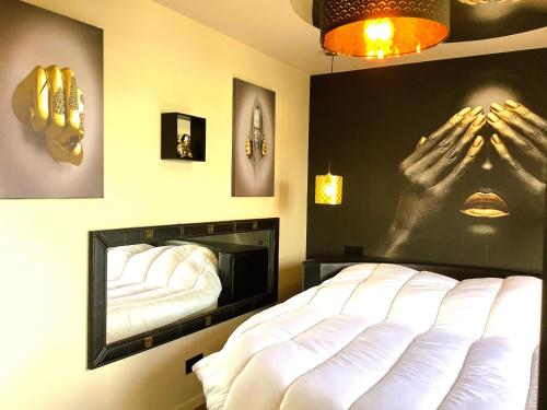 a bedroom with a bed and a mirror on the wall at Pas Sages in Le Tréport