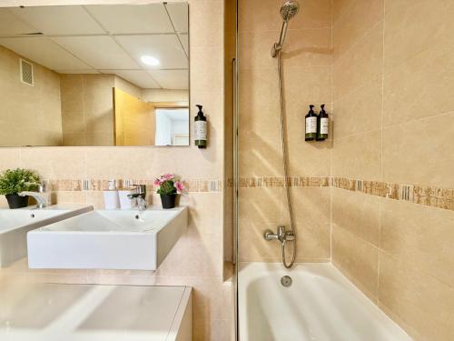 Elegant Luxury Apartment in the City Center by TuriVida