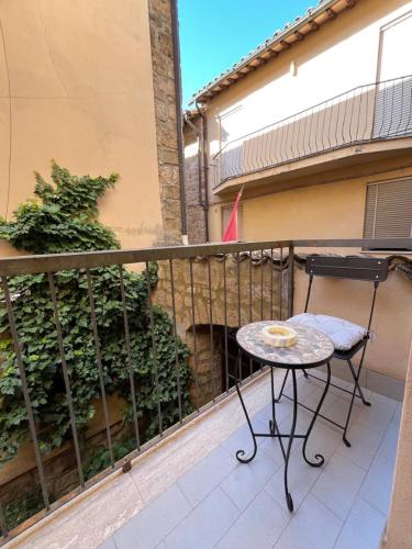a table on the balcony of a building at Vicolo in Fiore House in Orvieto